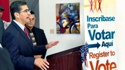 El congresista Xavier Becerra hace un llamado a todos los angelinos para que no dejen pasar la oportunidad de registrarse para votar, para hacer valer sus derechos.
