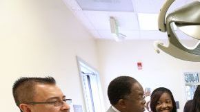 Autoridades y estudiantes recorren las nuevas instalaciones del South Central Family Health Center (SCFHC).