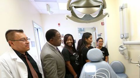 Autoridades y estudiantes recorren las nuevas instalaciones del South Central Family Health Center (SCFHC).