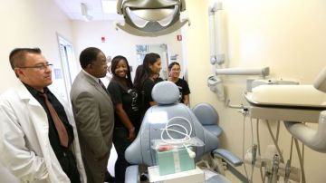 Autoridades y estudiantes recorren las nuevas instalaciones del South Central Family Health Center (SCFHC).