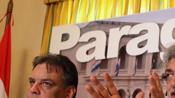 Fernando Lugo, y su asesor y exsecretario de Acción Social, Hugo Richer (i), en conferencia de prensa en Asunción.