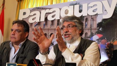 Fernando Lugo, y su asesor y exsecretario de Acción Social, Hugo Richer (i), en conferencia de prensa en Asunción.