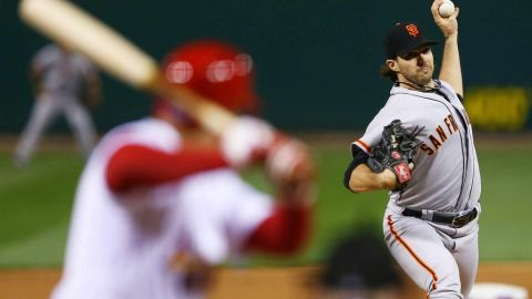 Barry Zito y los Gigantes llevan de vuelta la serie a San Francisco, al vencer a Cardenales en su casa.