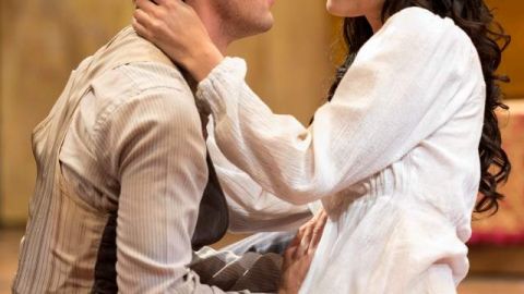 Jason Dechert (Louis Dubedat) y Jules Willcox (Jennifer Dubedat) en un momento de la obra.