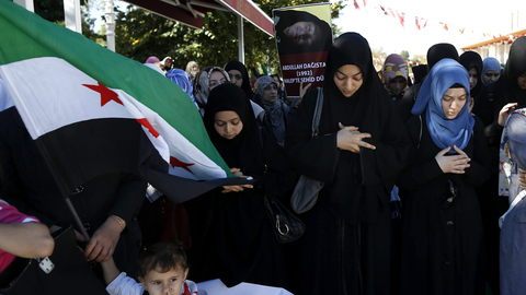 Varias mujeres turcas rezan durante una protesta contra el presidente sirio, Bachar al Asad, tras asistir a las oraciones musulmanas de los viernes en Estambul, Turquía, ayer.