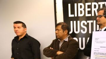 Alaín Martínez Pérez, Pablo Alvarado, Peter Eliasberg  y Duncan Roy, dieron a conocer la demanda  al Sheriff, Lee Baca.