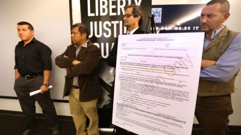 Alaín Martínez Pérez, Pablo Alvarado, Peter Eliasberg y Duncan Roy, dieron a conocer la demanda al Sheriff, Lee Baca.