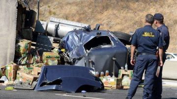 Autoridades investigan las causas del accidente fatal en la Autopista 60, cerca de Diamond Bar.