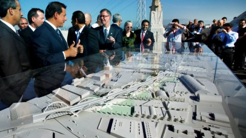 El alcalde Antonio Villaraigosa acompañado del concejal Jose Huizar, anunció el ganador para el nuevo puente.