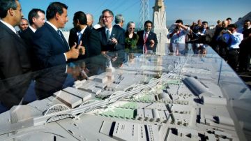 El alcalde Antonio Villaraigosa acompañado del concejal Jose Huizar, anunció el ganador para el nuevo puente.