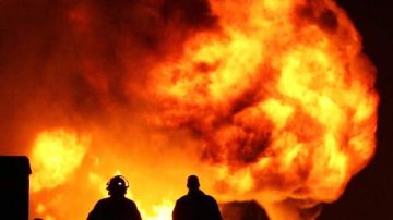 Bomberos y expertos en fugas de hidrocarburos de PEMEX intentan sofocar el fuego  tras la explosión de un gasoducto en  Zapotlanejo,  Jalisco.