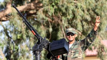 Foto de miembros de las Fuerzas Armadas libias durante el despliegue de fuerzas a la ciudad de Bani Walid.