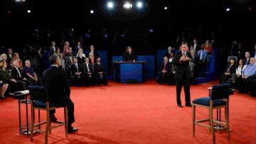 El presidente Barack Obama y su adversario republicano Mitt Romney hicieron un alto en sus campañas electorales el sábado para concentrarse en su último debate del lunes 22.