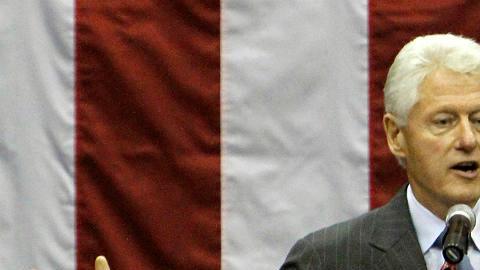 El ex presidente Bill Clinton habla en mítin de campaña de respaldo a la congresista Louise Slaughter, izquierda, y Kathy Hochul en el centro de Rochester, Nueva York el viernes 19 de octubre del 2012.