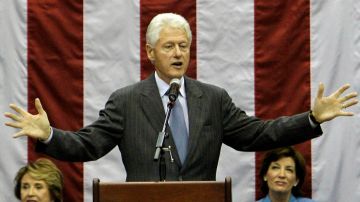 El ex presidente Bill Clinton habla en mítin de campaña de respaldo a la congresista Louise Slaughter, izquierda, y Kathy Hochul en el centro de Rochester, Nueva York el viernes 19 de octubre del 2012.