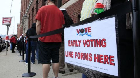 La ayuda en español a votantes hispanos está amparada por leyes, pero muchos argumentan que es costoso hacer boletas en otros idiomas.