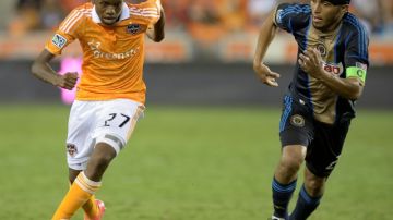 El Houston Dynamo avanzó a Playoffs de la MLS. El Hondureño Boniek García (izq.) colaboró en el logro del equipo naranja.