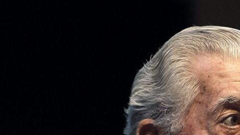 Mario Vargas Llosa tachó de canallas y aburridos a aquellos que firmaron con su nombre 2 artículos publicados en internet.