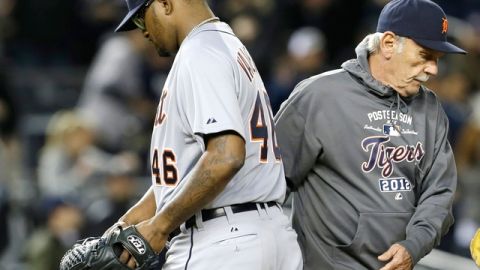 Jim Leyland (der.) le pide la bola a José Valverde en el noveno inning del primer juego de la Serie de Campeonato contra los Yanquis.