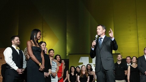 Lance Armstrong se dirige a la concurrencia que le ovacionó más de una vez en la conmemoración del 15 aniversario de su fundación.