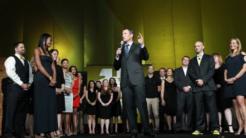 Lance Armstrong se dirige a la concurrencia que le ovacionó más de una vez en la conmemoración del 15 aniversario de su fundación.