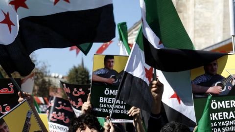 Turcos participan en protesta contra Bachar al Asad, tras asistir a oraciones musulmanas del viernes, en Estambul, Turquía.