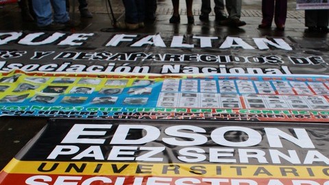 Activistas y familiares protestan  en Bogotá contra FARC.