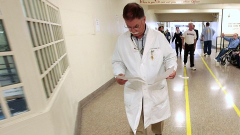 Los médicos de prisiones de California se encuentran entre los mejor pagados de los empleados estatales.