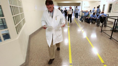 Los médicos de prisiones de California se encuentran entre los mejor pagados de los empleados estatales.