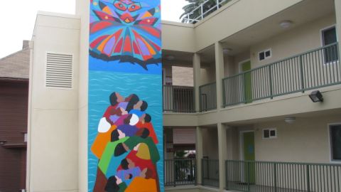 Lleno de colorido, el complejo habitacional alberga a 18 jóvenes que fueron previamente indigentes.