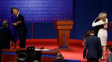 En esta foto de archivo, los candidatos a la presidencia Barack Obama y Mitt Romney saludan a sus respectivas esposas antes de su segundo debate en Denver.