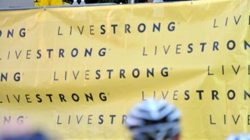 Lance Armstrong agradece a los ciclistas su apoyo.