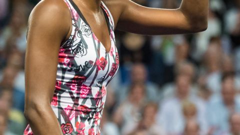 Venus Williams alza su puño en señal de triunfo.