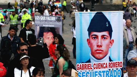 Familiares de víctimas de secuestro, desaparición y de reclutamiento forzoso por parte de  las Fuerzas Armadas Revolucionarias de Colombia protestan en la Plaza de Bolívar, en Bogotá.