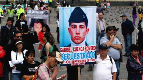 Familiares de víctimas de secuestro, desaparición y de reclutamiento forzoso por parte de las Fuerzas Armadas Revolucionarias de Colombia protestan en la Plaza de Bolívar, en Bogotá.