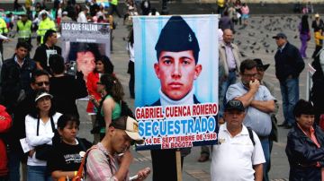 Familiares de víctimas de secuestro, desaparición y de reclutamiento forzoso por parte de  las Fuerzas Armadas Revolucionarias de Colombia protestan en la Plaza de Bolívar, en Bogotá.