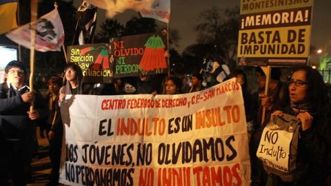 Unas decenas de personas participan en una marcha contra un eventual indulto al expresidente peruano Alberto Fujimori, en Lima (Perú).
