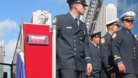 Bomberos de Houston escoltaron el ataúd con los restos del senador estatal de Texas Mario Gallegos.
