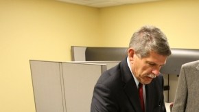 El alcalde  Villaraigosa (der.), el supervisor  Zev Yaroslavsky (izq.) y el concejal Richard Alarcón visitan las instalaciones.