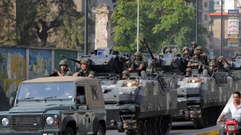 Soldados del Ejército libanés patrullan los barrios de Beirut después de los disturbios ocurridos ayer, entre sunitas y shiitas armados.