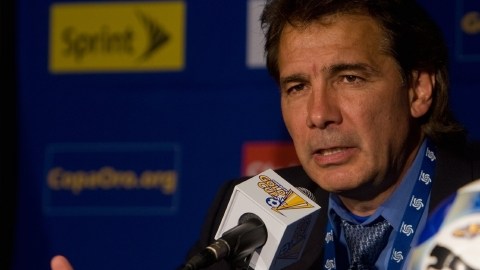 El entrenador mexicano Carlos de los Cobos enfrenta un momento crítico, y aunque ya rechazó  tajantemente las acusaciones que se le imputan, el  tema podría ir para largo en la Concacaf.