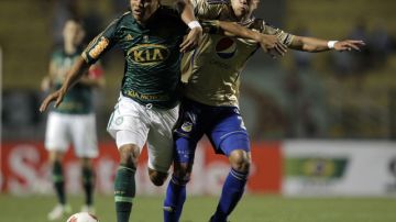 Artur (izq.) del Palmeiras de Brasil, disputa el balón con  Juan Esteban Ortiz, de Millonarios de Colombia, en el juego de ida por los octavos de final de la  Copa Sudamericana que terminó con triunfo brasileño por marcador de 3-1.