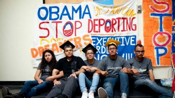 Un grupo de estudiantes se manifiesta en las oficinas de la campaña de Obama en Culver City, California el 16 de junio de 2012.