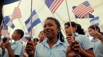 Un grupo de niños recibió al Presidente Obama y su esposa, MIchelle, durante una visita de Estado a El Salvador  el 22 de marzo de 2011.