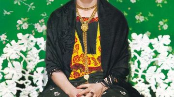 Kahlo luce su emblemático estilo mezclando elementos de indumentaria tradicional mexicana.