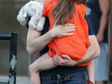 Tom Cruise junto a su hija Suri, caminando por Manhattan.