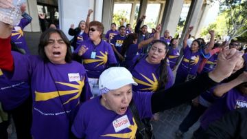 Trabajadores del aeropuerto de Los Ángeles protestaron  amenazando  con paralizarlo durante la semana de Accion de Gracias.  Dos millones de personas viajan a través de LAX durante esa fecha.