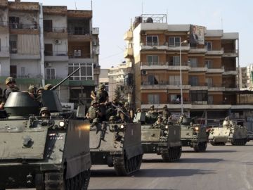 Soldados libaneses patrullaban el barrio de Bab al-Tabbaneh en Trípoli, Líbano, ayer. El Ejército libanés logró  llevar la calma a la mayoría de las regiones del país, aunque la situación continuaba tensa en Trípoli.