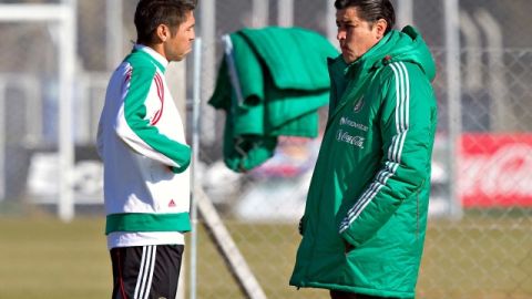 Oribe Peralta (izq.) fue el héroe del oro olímpico ganado por México y Luis Fernando Tena el estratega que guió a los campeones.