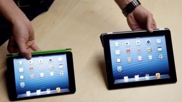 El  iPad mini, izq., es comparado con el 4G iPad. Apple se rehusa a competir en precio con sus rivales en el mercado de las tabletas.